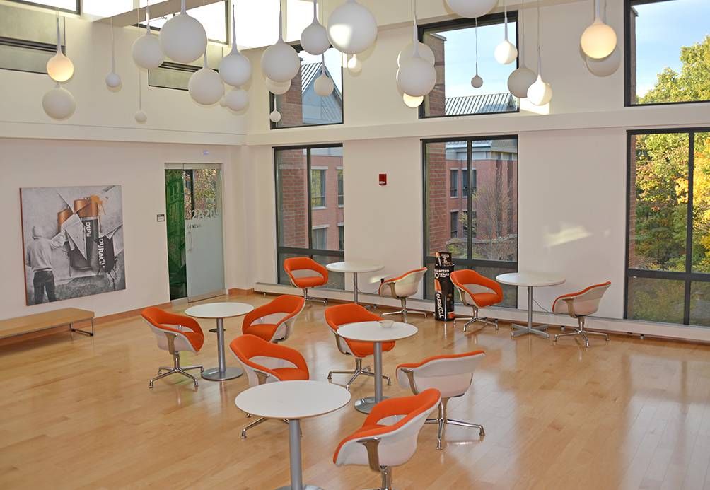 Bureau moderne avec chaises orange