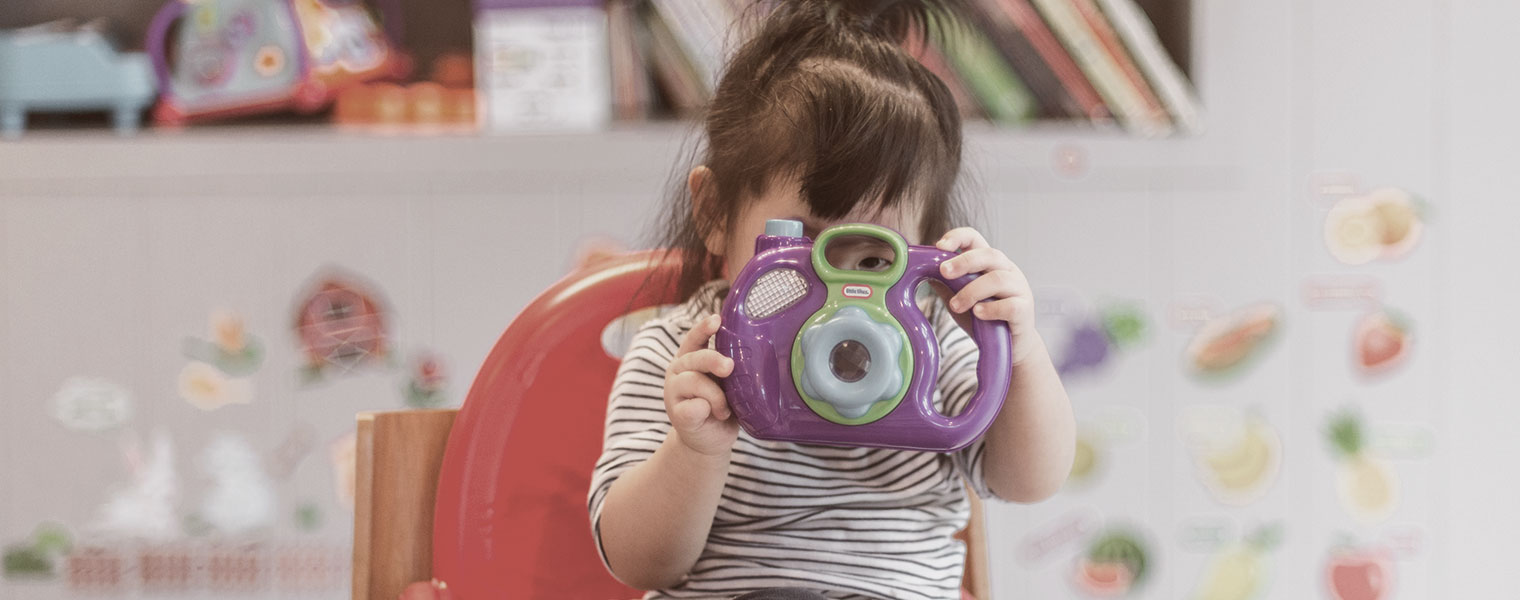 Enfant regardant à travers la caméra jouet